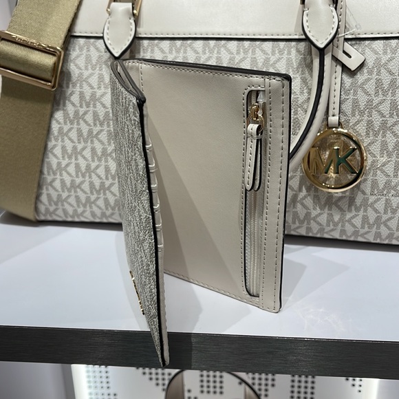 Michael Kors Jet Set Travel Passport Wallet
Light Cream Signature/Golden-NWT - Picture 2 of 16